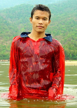 hiking poncho in Huay Tueng Tao Lake